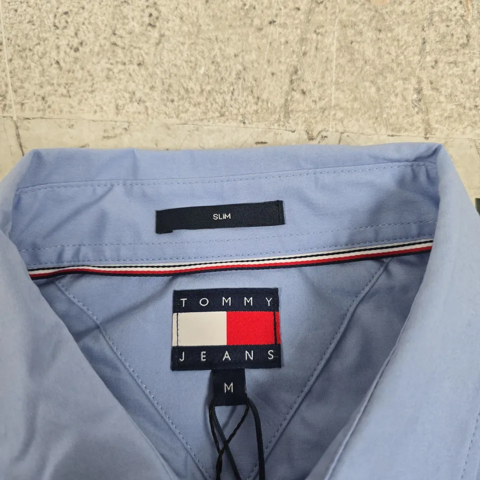 TOMMY JEANS ORIGINAL STRETCH SHIRT – LIGHT BLUE, SIZE M (SLIM FIT)