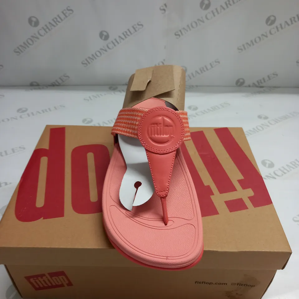 BOXED PAIR OF FITFLOP WALKSTAR TOE POST SANDALS IN SUNSHINE CORAL - UK 6