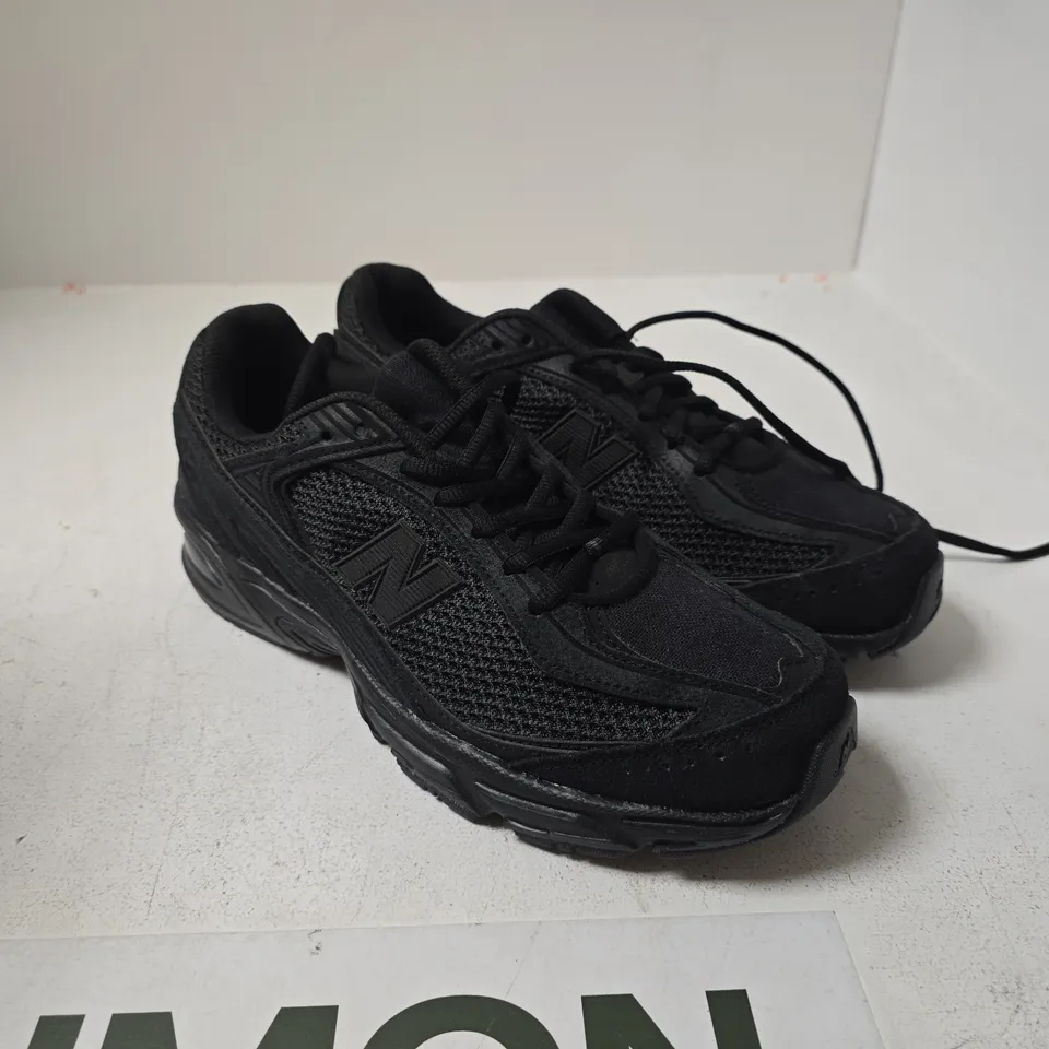 NEW BALANCE BLACK TRAINERS UK 8 BOXED