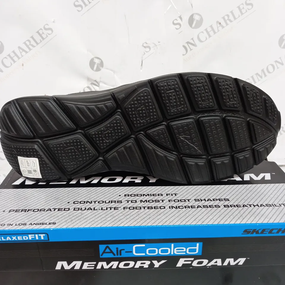 BOXED PAIR OF SKECHERS AIR COOLED MEMORY FOAM TRAINERS IN BLACK SIZE 10