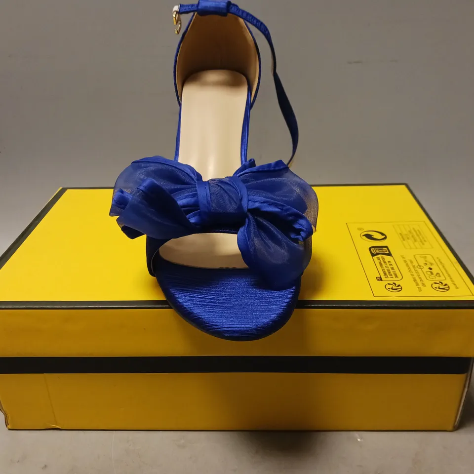 BOXED PAIR OF DESIGNER OPEN TOE BLOCK HEEL SHOES IN SAPPHIRE BLUE W. BOW DETAIL EU SIZE 40