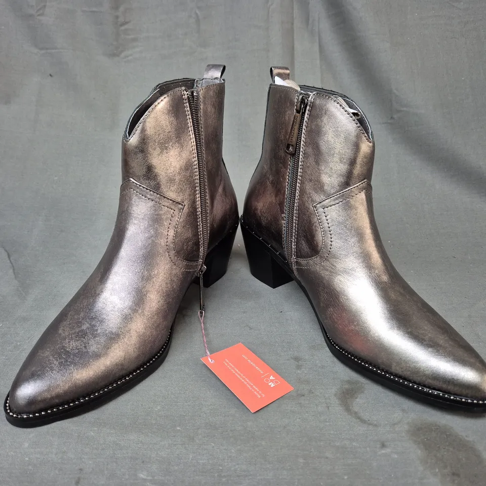 BOXED PAIR OF MODA IN PELLE ANNIEE WESTERN STYLE BOOTS IN PEWTER EU SIZE 40