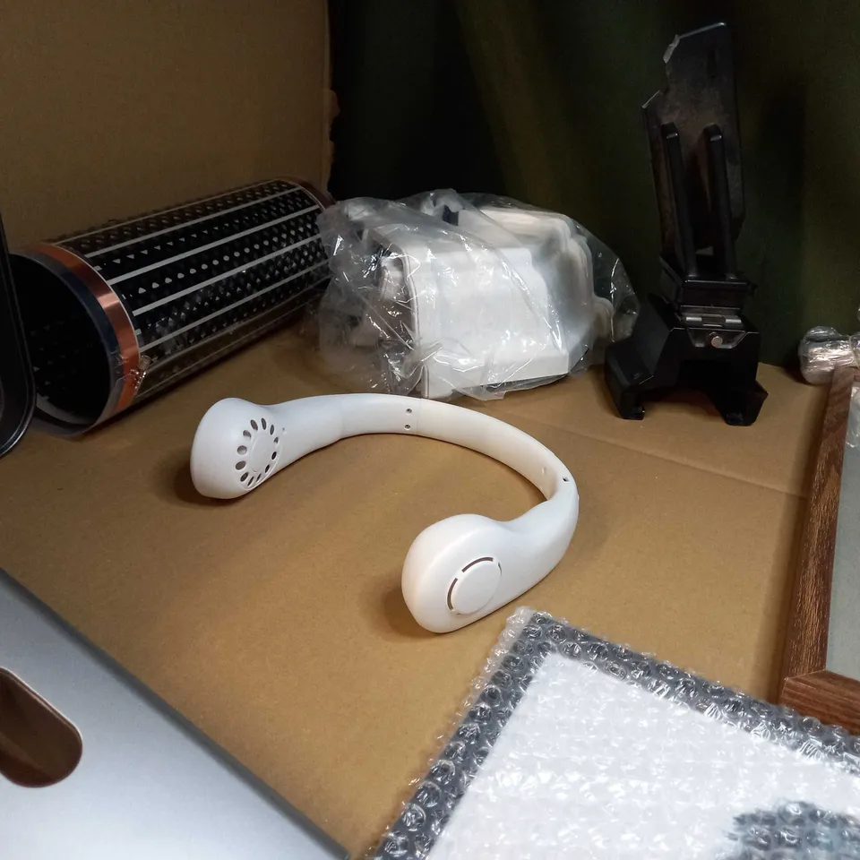 LARGE BOX OF APPROXIMATELY 15 ASSORTED HOUSEHOLD ITEMS TO INCLUDE: TENNIS RACKET, OVEN TRAY, WALL ART/FRAMED PICTURES