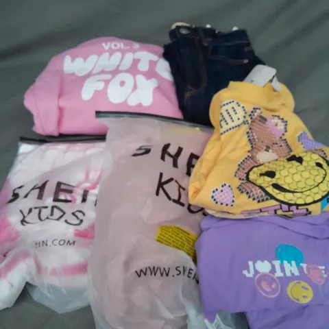 BOX OF APPROXIMATELY 35 ASSORTED KIDS CLOTHING ITEMS TO INCUDE - JEANS, HOODIE, SHORTS SET, ETC