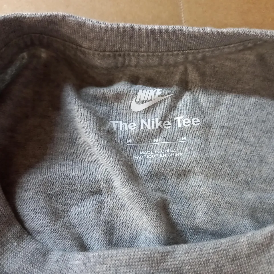 NIKE `THE NIKE TEE` GREY TSHIRT - SIZE M
