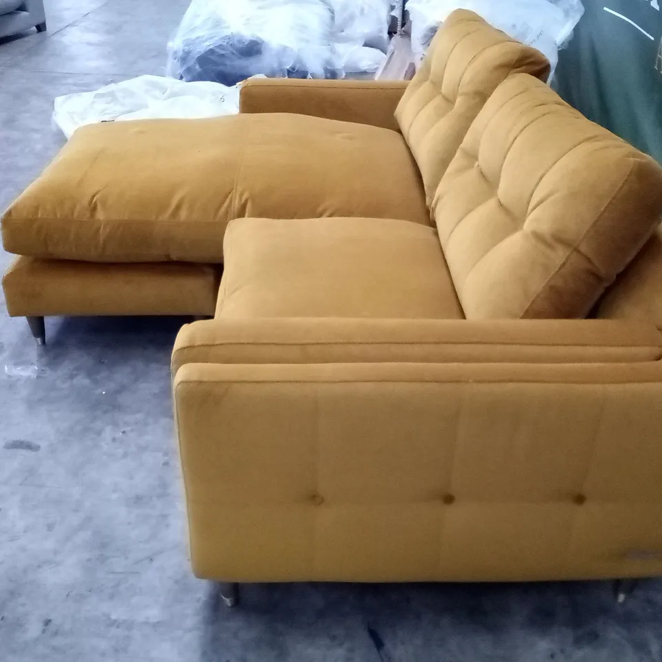 QUALITY THE LOUNGE CO DESIGNER SOFA WITH LHF CHAISE - MUSTARD FABRIC 