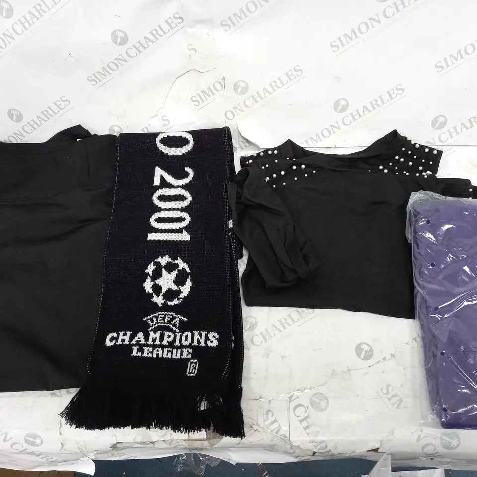 LOT OF APPROX 20 ASSORTED CLOTHING ITEMS AND ACCESSORIES TO INCLUDE; T-SHIRTS, JUMPERS ETC