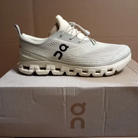 BOXED PAIR OF ON CLOUD X Z5 TRAINERS – CREAM/WHITE, UK 7.5 