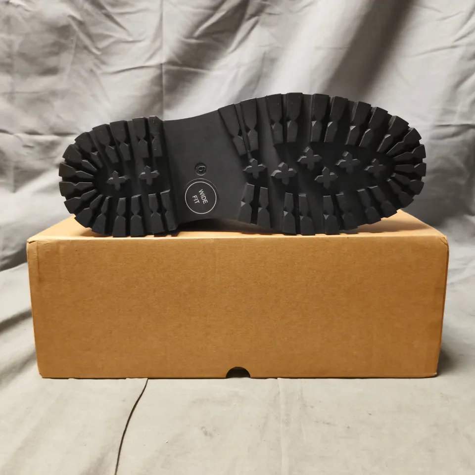 BOXED PAIR OF V BY VERY CHELSEA BOOTS IN BLACK SIZE 6