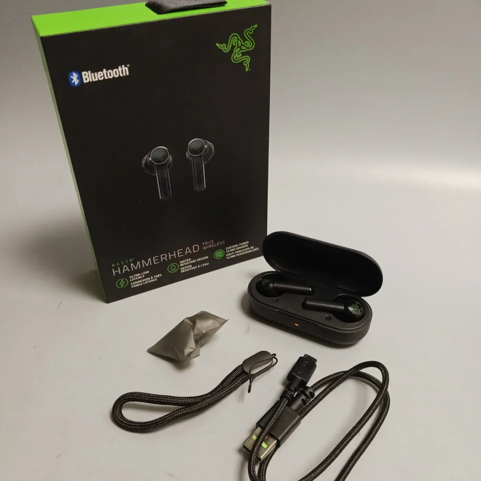 LOT OF 5 BOXED RAZER HAMMERHEAD HEADPHONES IN BLACK AND GREEN INCLUDES CHARGING CASE, CABLE AND WRIST STRAP