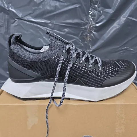 BOXED PAIR OF ALLBIRDS TREE FLYER 2 TRAINERS IN BLACK/WHITE - UK 10.5