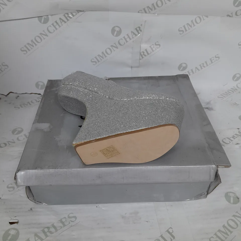 BOXED PAIR OF CASANDRA PLATFORM STRAP SHOE IN SILVER GLITTER SIZE 5
