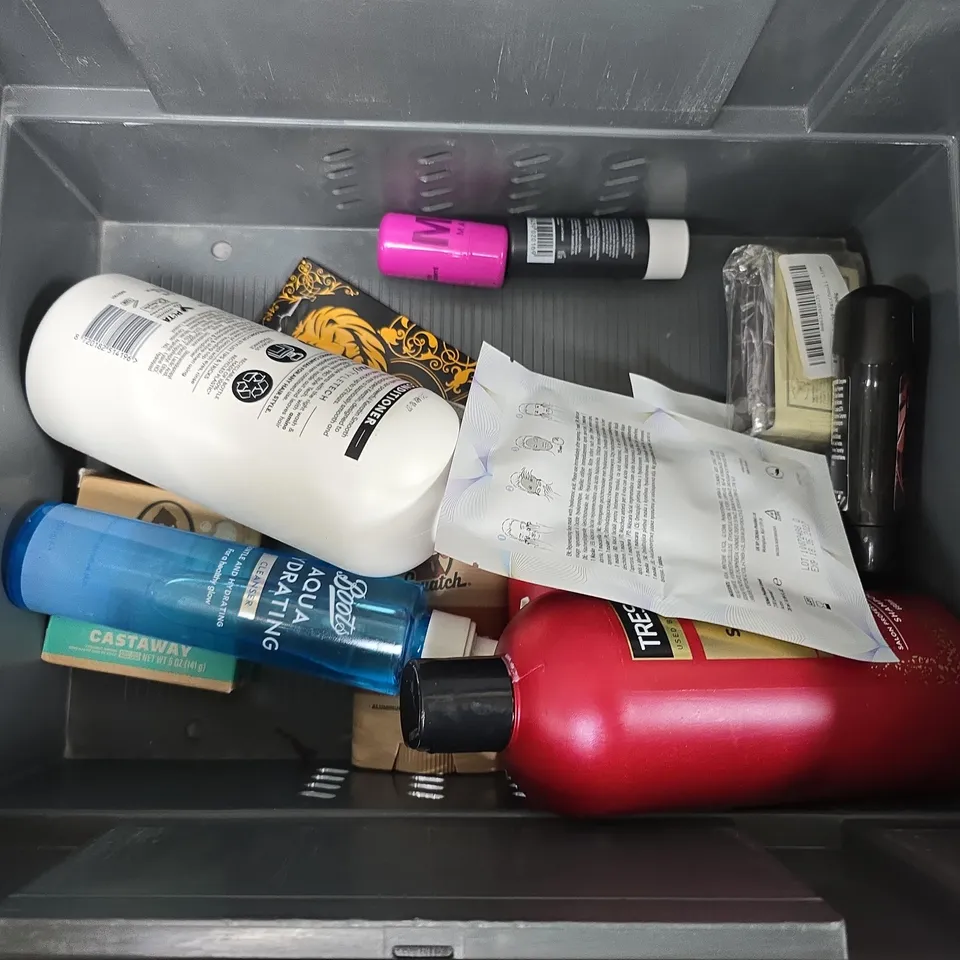 APPROXIMATELY 12 ASSORTED HEALTH & BEAUTY PRODUCTS TO INCLUDE CEREVE MOSTURISING LOTION, RADOX FEEL RELAXED BATH SALTS, PLOUISE BROW TRIP, ETC - COLLECTION ONLY