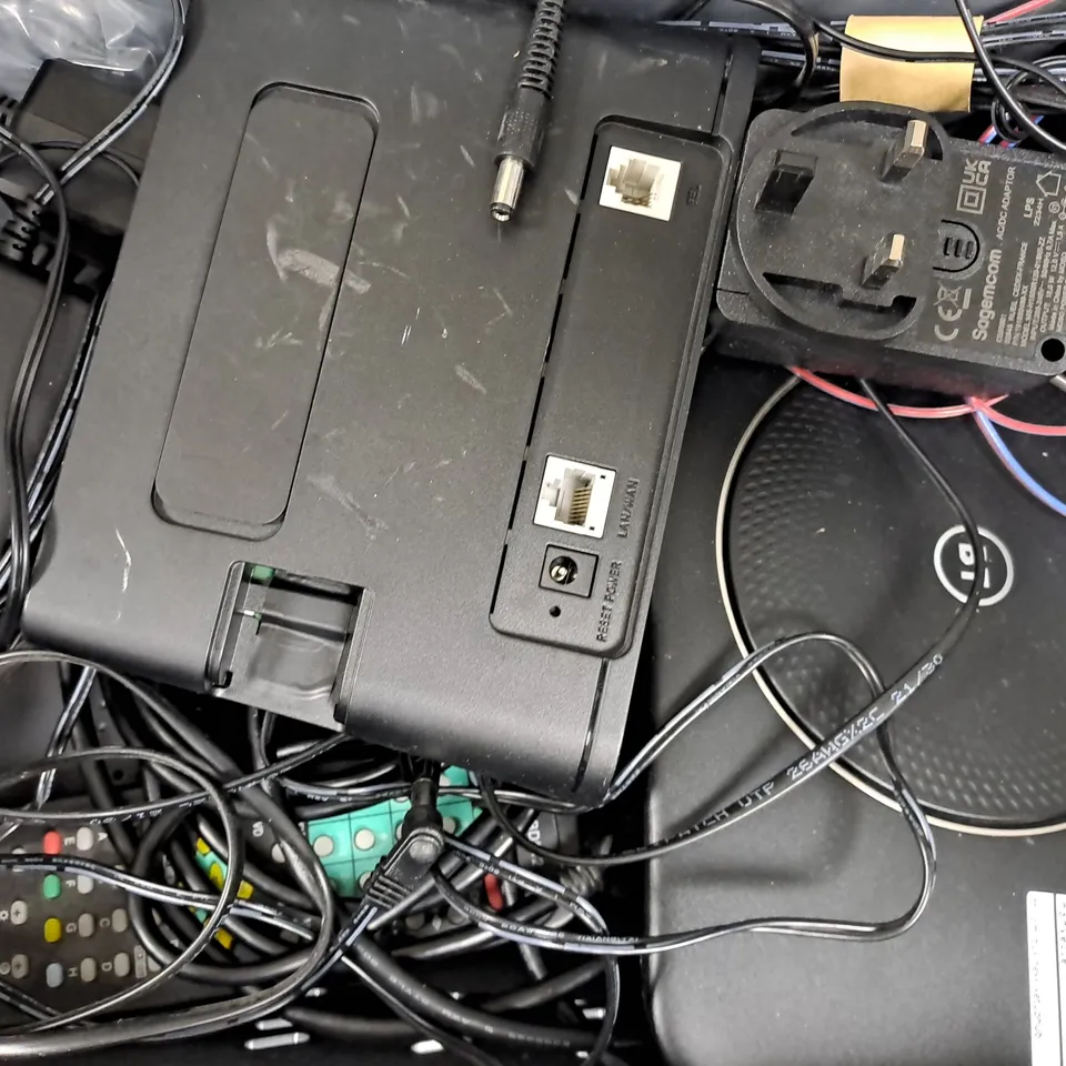 APPROXIMATELY 8 ASSORTED ELECTRICAL ITEMS TO INCLUDE TALK TALK WI-FI ROUTER, ETC