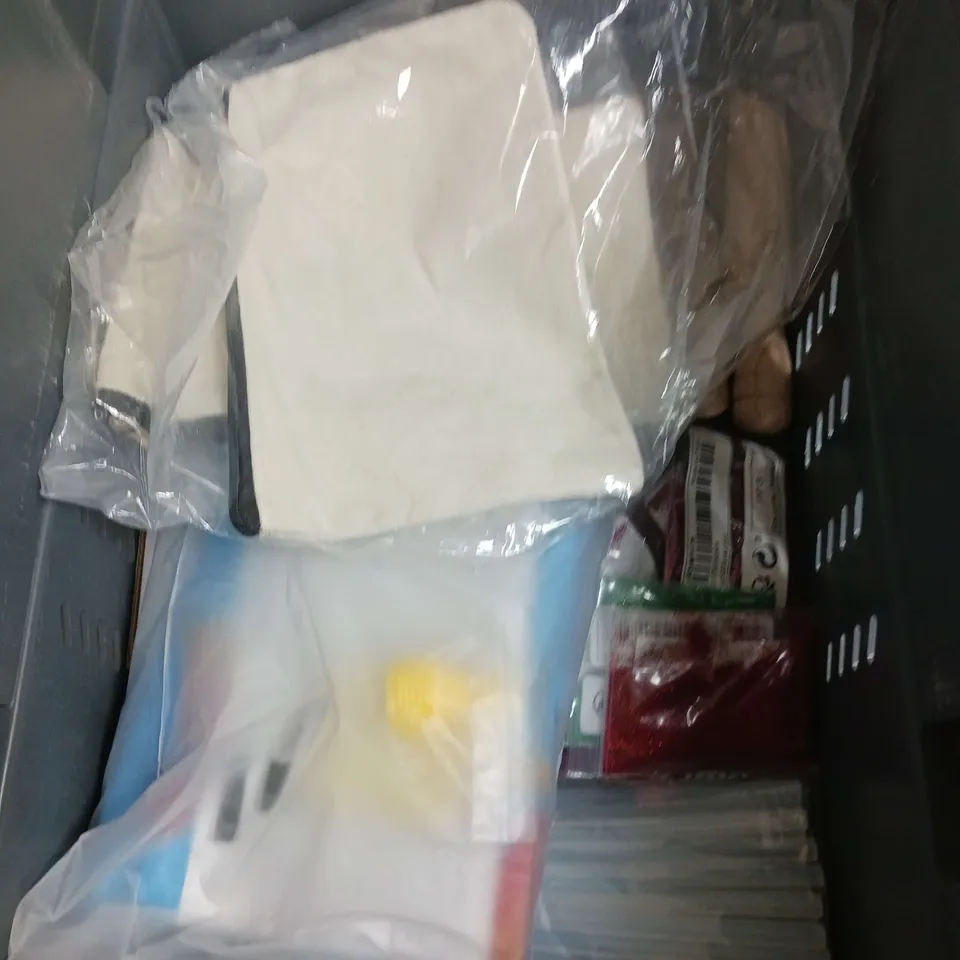 APPROXIMATELY 15 ASSORTED HOUSEHOLD ITEMS TO INCLUDE - PHOTO FRAME - GRUUM CALMING SPRAY - TRAVEL CUP - ETC