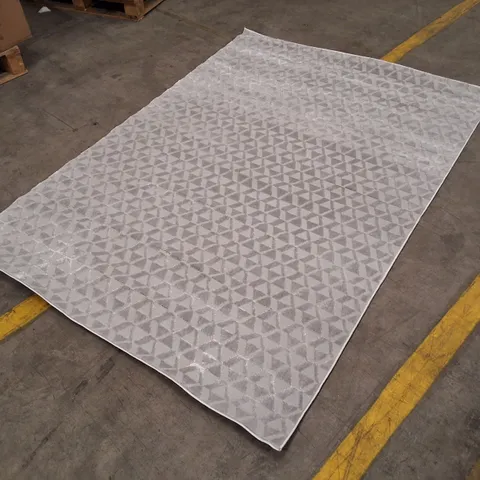 GEOMETRIC-PATTERN RUG WITH GREY AND WHITE TRIANGLE MOTIF APPROXIMATELY 160×230CM