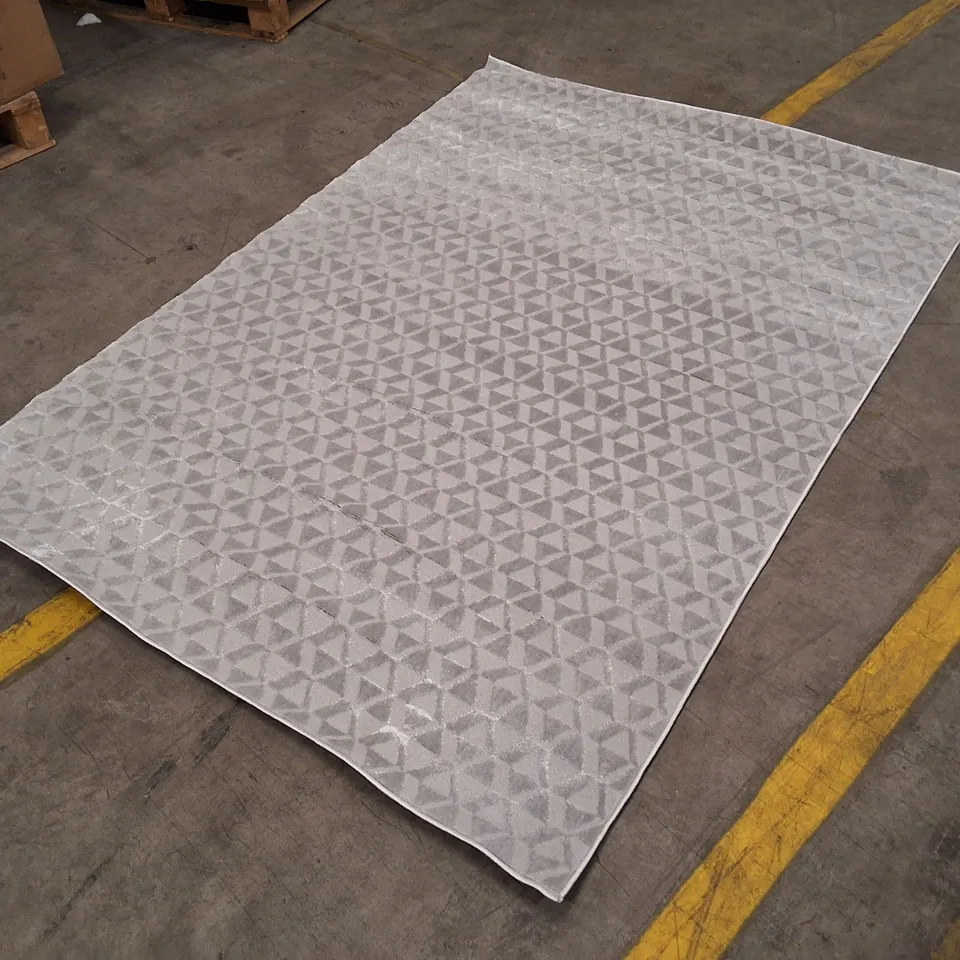 GEOMETRIC-PATTERN RUG WITH GREY AND WHITE TRIANGLE MOTIF APPROXIMATELY 160×230CM