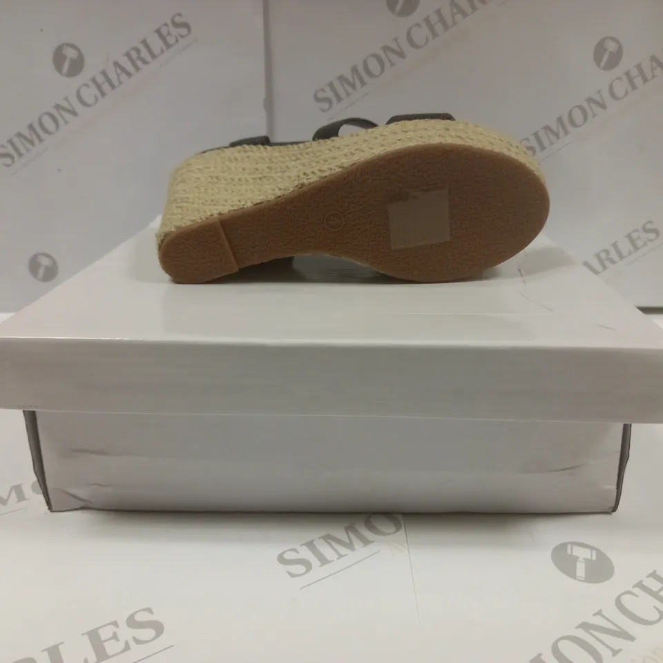 BOXED PAIR OF WIDE FIT CROSSOVER SNAKE BUCKLE WEDGE SANDALS UK SIZE 4