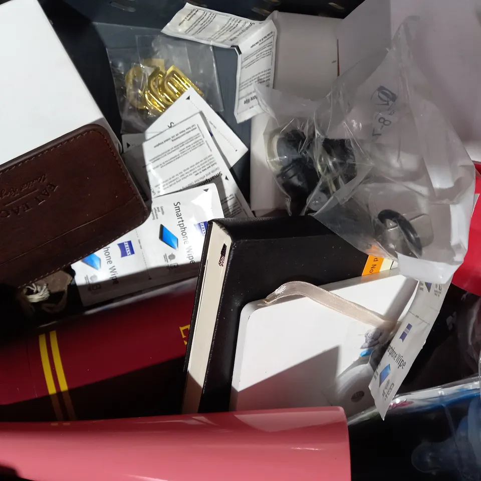 lot of approximately 10 assorted household items to include stainless steel drinks bottle, mam teat, etc