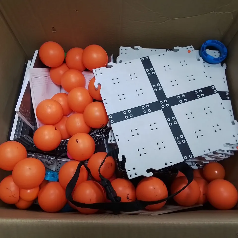 LOT OF ASSORTED ITEMS TO INCLUDE ASSORTED EDUCATIONAL ROBOTICS ITEMS, VEX PLASTIC BACKGROUNDS, ADJUSTABLE TRAY STAND, STORAGE BLOCKS AND SILICONE SEALANT