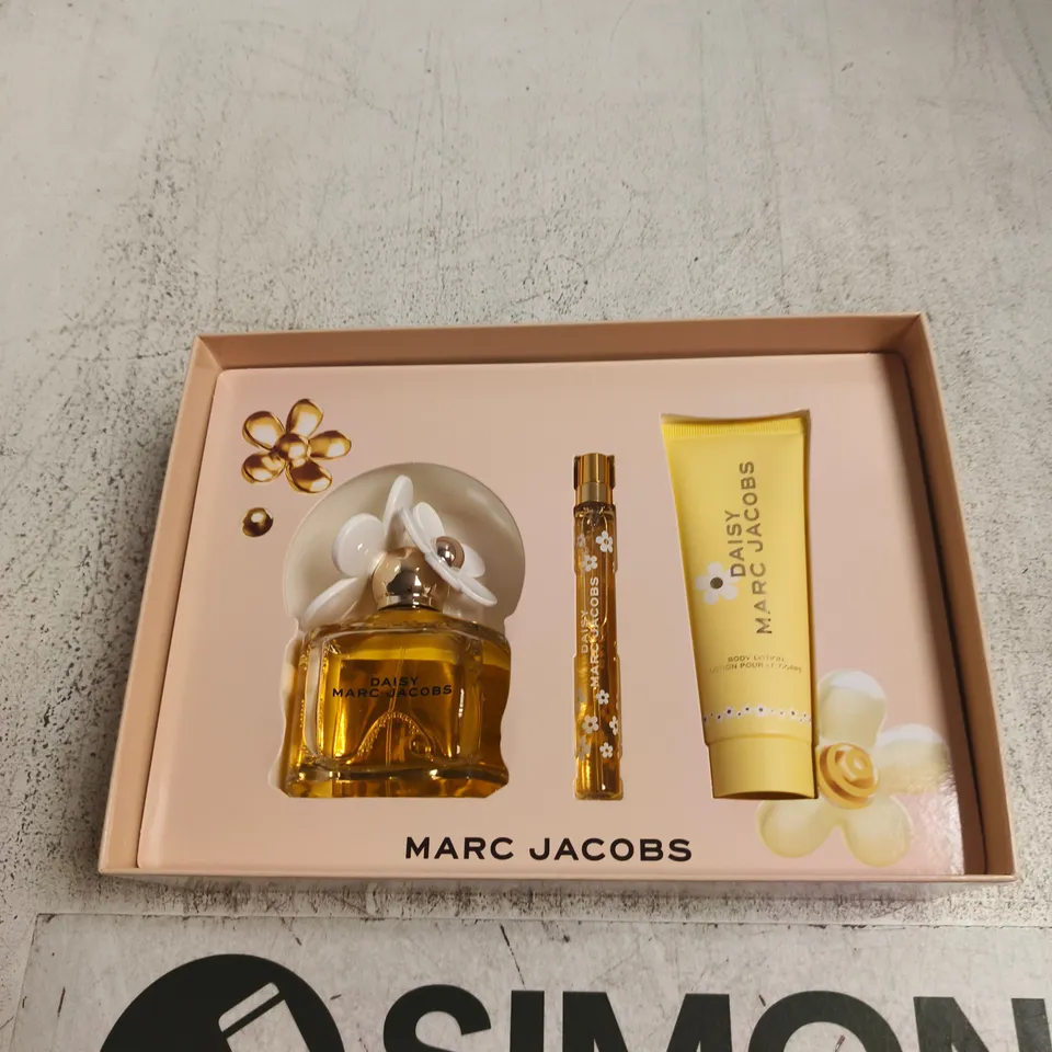 MARC JACOBS DAISY GIFT SET – 100ML EAU DE TOILETTE + 75ML BODY LOTION + 10ML ROLLERBALL