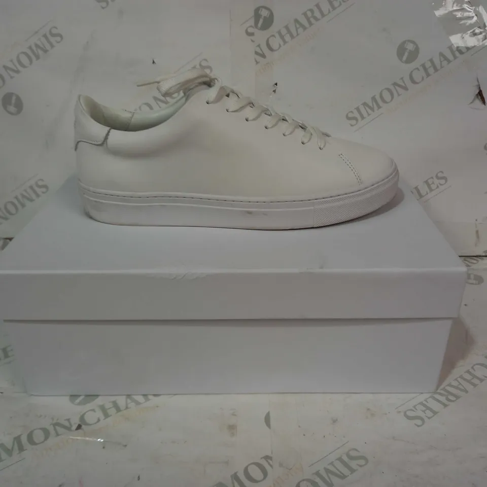 BOXED PAIR OF ARNE LOW ESSENTIAL TRAINER IN WHITE UK SIZE 8