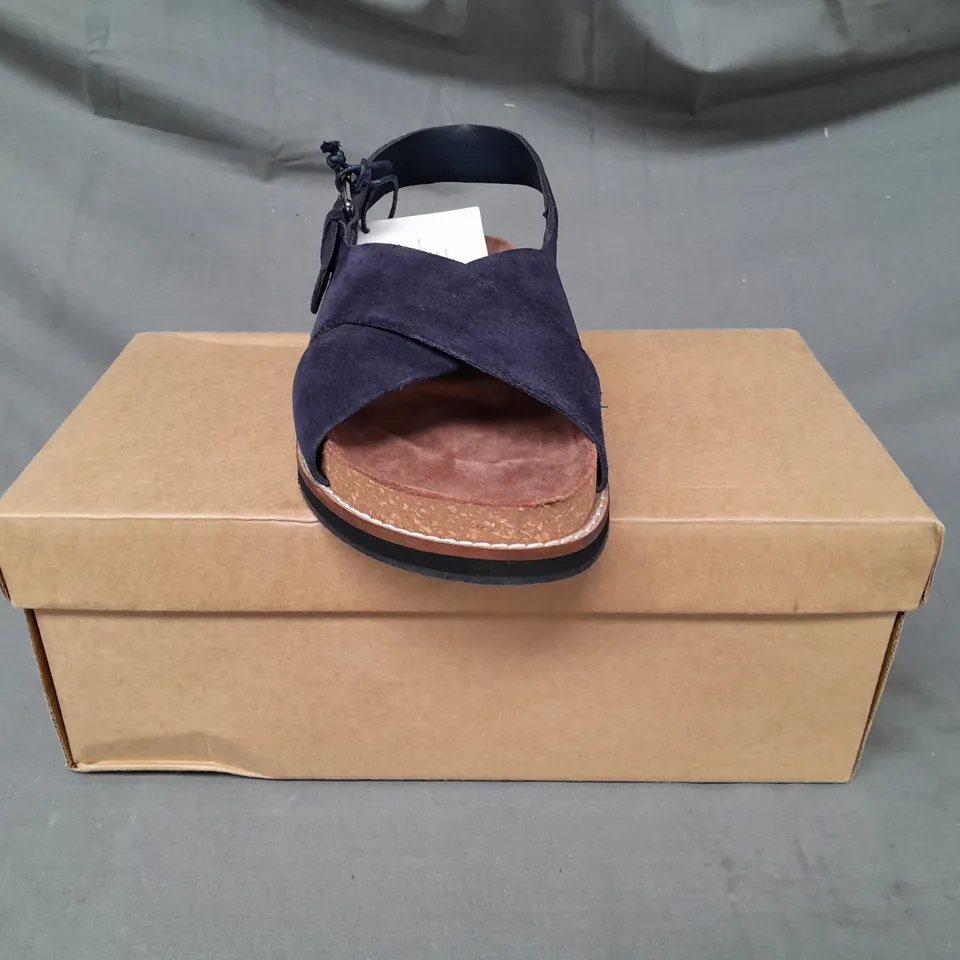 BOXED PAIR OF SEASALT CORNWALL OPEN TOE CROSS STRAP SANDALS IN NAVY UK SIZE 5