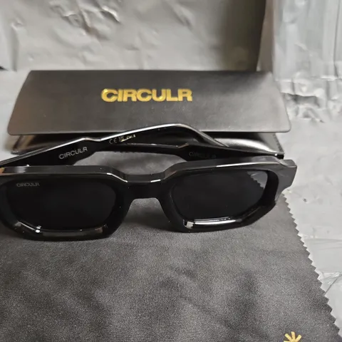CIRCULR SUNGLASSES – BLACK WRAPAROUND