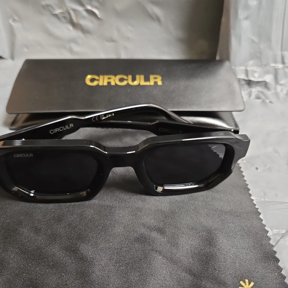 CIRCULR SUNGLASSES – BLACK WRAPAROUND