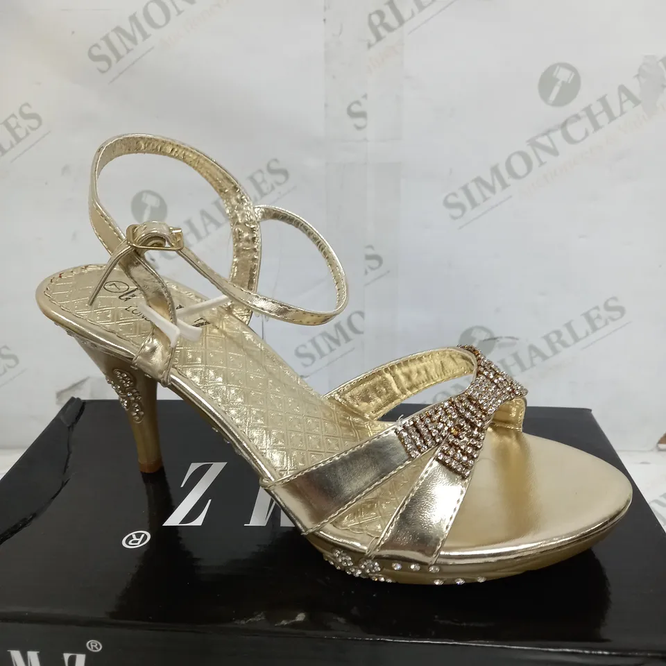 BOX OF APPROXIMATELY 5 ASSORTED PAIRS OF SHOES TO INCLUDE LOW SPIKE SHOES, GOLD HIGH HEELS, WHITE PLATFORM SHOES ETC