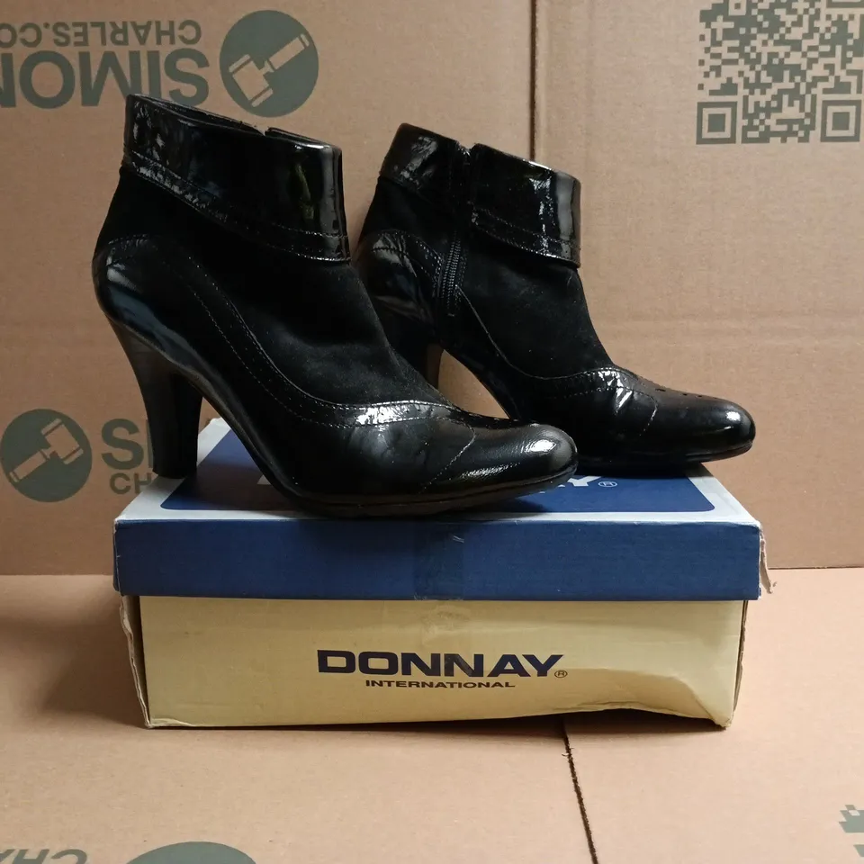 BOXED PAIR OF HUSH PUPPIES HEELED SIDE-ZIP SHOES IN BLACK SIZE 6