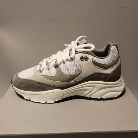 BOXED PAIR OF CLEENS AERO RUNNER TRAINERS, DOVE GREY - UK SIZE 8.5