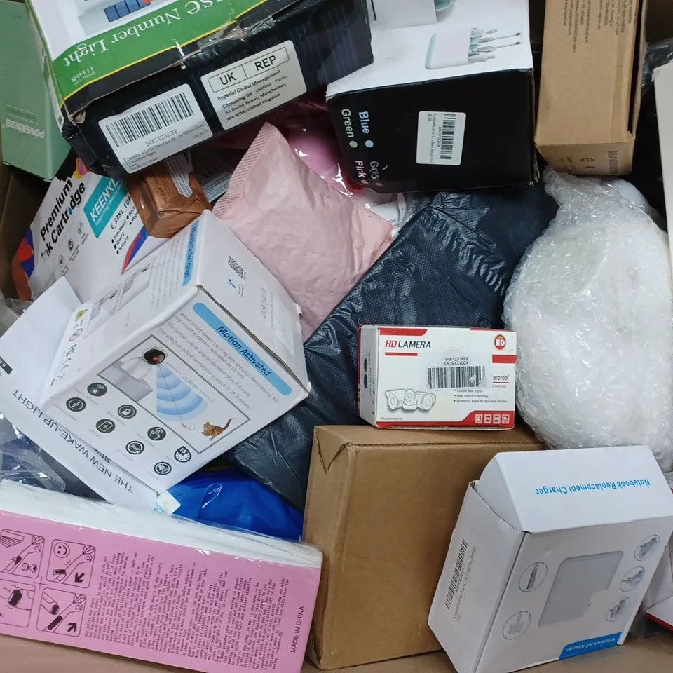 BOX OF APPROX 20 ASSORTED ITEMS TO INCLUDE - SMART WATCH IN BLACK - M01 LASER LIGHT CAT TOY - POVERBEAST FOLDABLE MIST FAN ECT