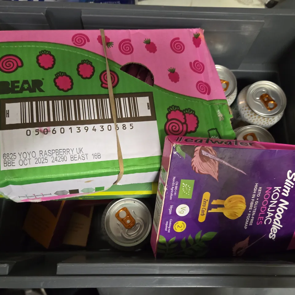 APPROXIMATELY 10 ASSORTED FOOD & DRINK ITEMS TO INCLUDE CAWSTON PRESS SPARKLING ORANGE, THAI BASIL PORK RECIPE KIT, SLIM NOODLES, ETC - COLLECTION ONLY