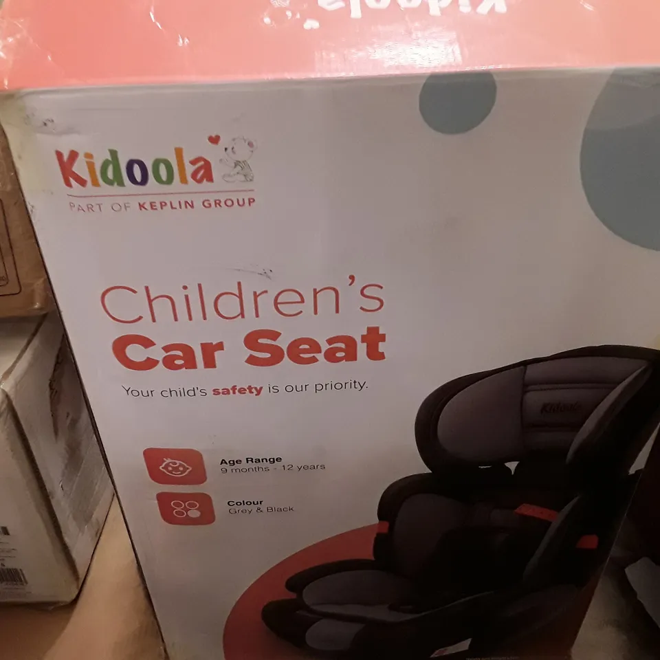 BOXED KEPLIN KIDOOLA CHILDREN'S CAR SEAT GREY AND BLACK COLOUR