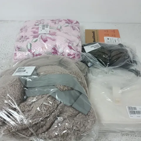 APPROXIMATELY 20 ASSORTED CLOTHING ITEMS IN VARIOUS SIZES, COLOURS & STYLES TO INCLUDE BRANDS SUCH AS FRANK USHER, JOGGI, COZEE HOME, , ETC - COLLECTION ONLY