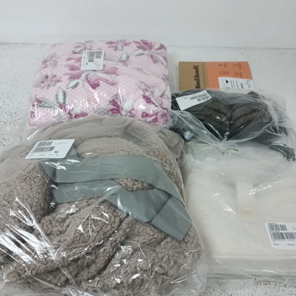 APPROXIMATELY 20 ASSORTED CLOTHING ITEMS IN VARIOUS SIZES, COLOURS & STYLES TO INCLUDE BRANDS SUCH AS FRANK USHER, JOGGI, COZEE HOME, , ETC - COLLECTION ONLY