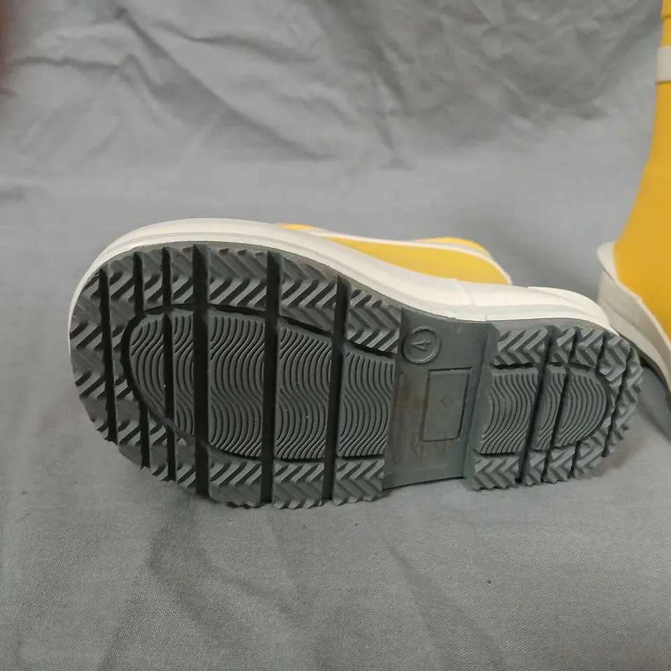 KIDS' YELLOW RUBBER RAIN BOOTS – SET OF 2 WITH WHITE STRIPE AND DRAWSTRING TOP