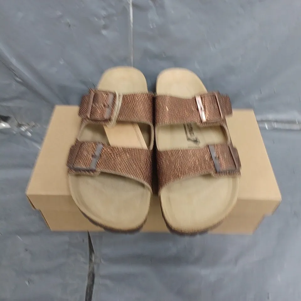 BOXED PAIR OF WOMENS BONOVA SANDALS SIZE 7