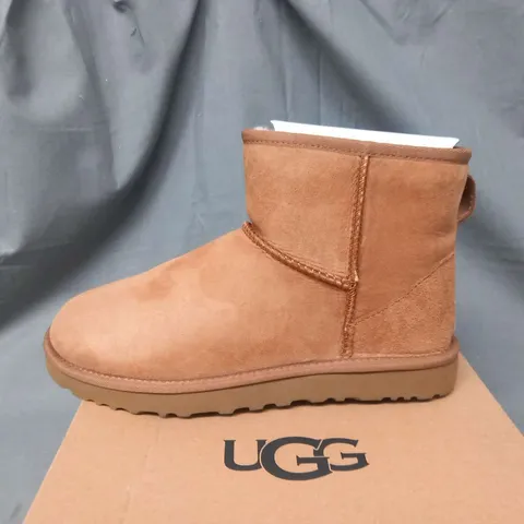 BOXED UGG W CLASSIC MINI II SIZE 6