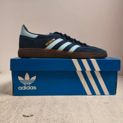 BOXED PAIR OF ADIDAS HANDBALL SPEZIAL TRAINERS IN NAVY/SKY BLUE SIZE UK 12