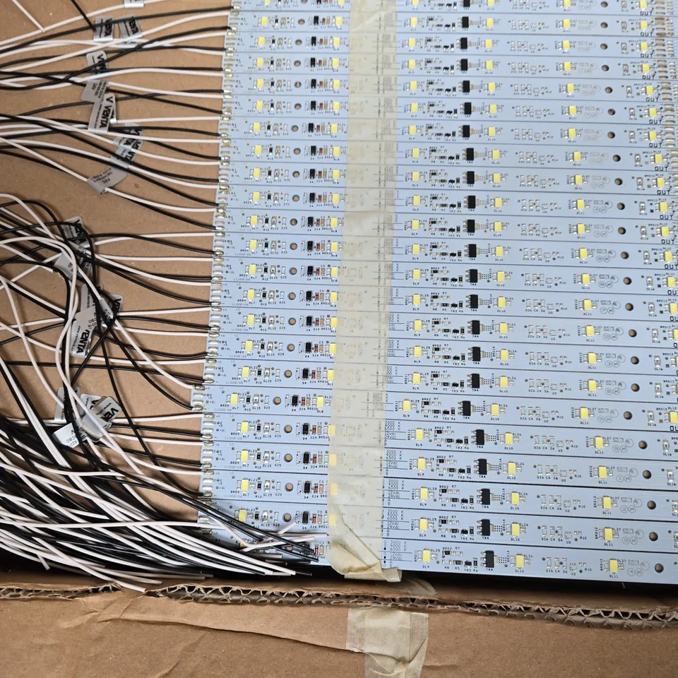 APPROXIMATELY 100 VENTA ADHESIVE LED LIGHT STRIPS