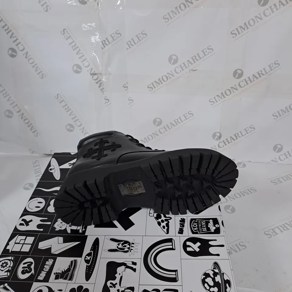 BOXED PAIR OF KOI MORAL ALLIANCES CROSS BOOTS BLACK - UK7