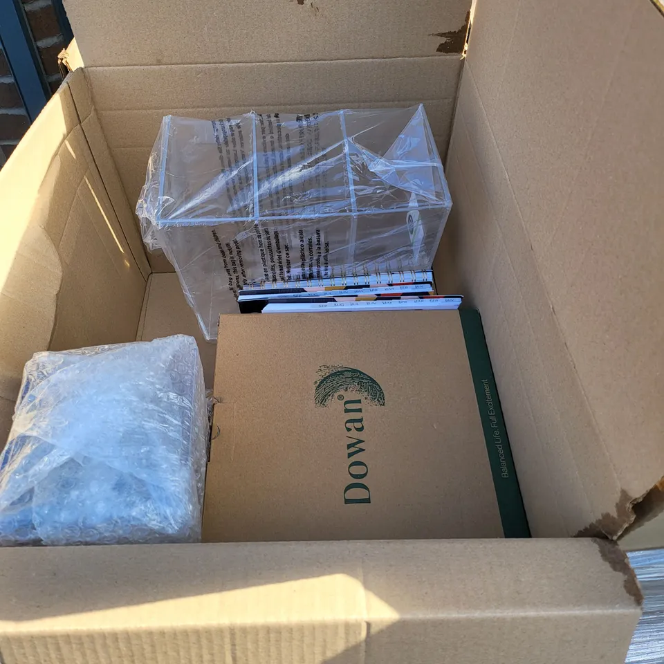 PALLET OF 16 MEDIUM BOXES OF A SIGNIFICANT QUANTITY OF ASSORTED ITEMS TO INCLUDE DINO PARADISE PLESIOSAUR KIT, MULTICOL8RED FLOWER 1000 PIECE PUZZLE, RECHOO LASTING HYDRA MATTE LIP GLOSS, ETC