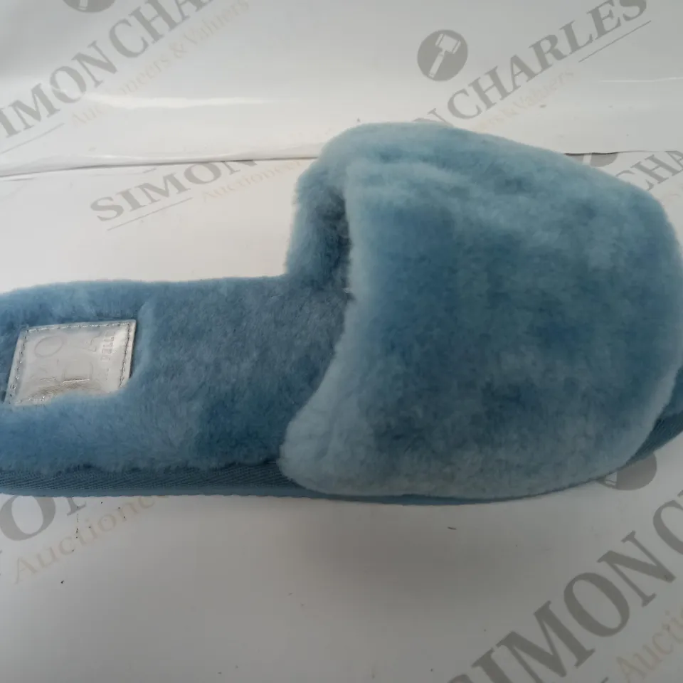 PAIR OF MODA IN PELLE SLIPPERS BLUE SIZE UNKNOWN