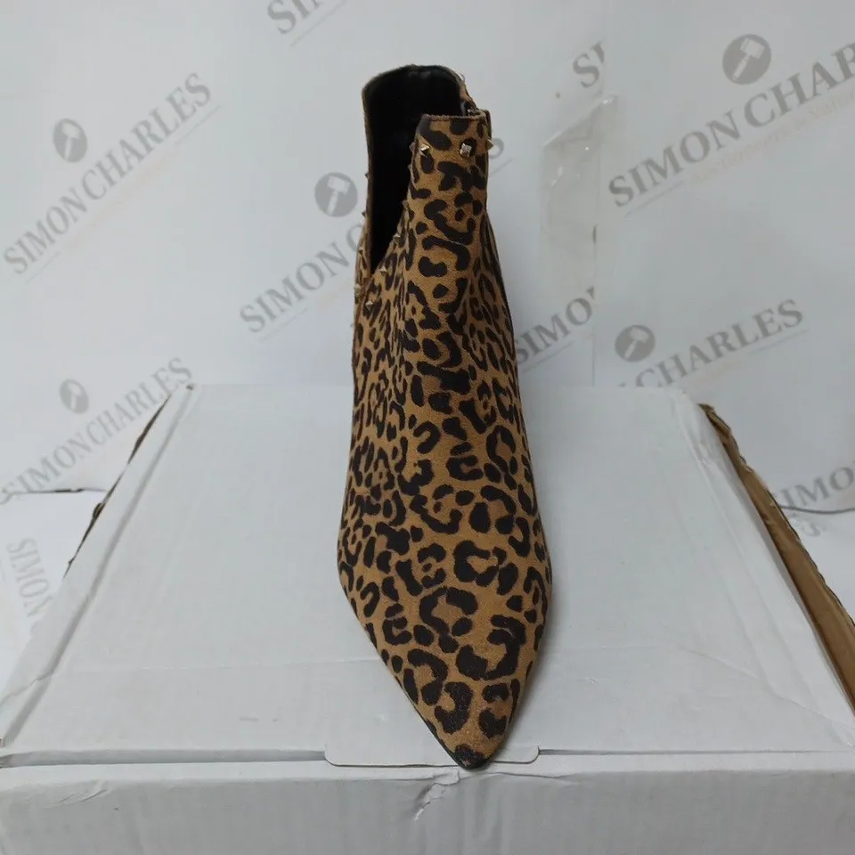 PAIR OF MARC FISHER CLIENT ANKLE BOOTS IN JAGUAR SIZE 7