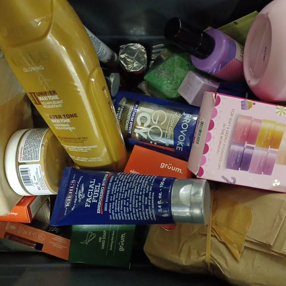BOX OF APPROXIMATELY 30 ASSORTED COSMETIC PRODUCTS TO INCLUDE AZIO BEAUTY, MENROCK, VALENTTE, ETC