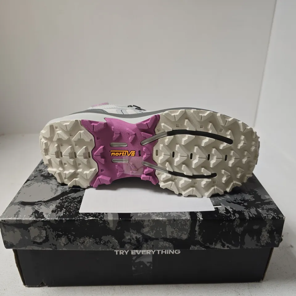 NORTI V8 LGHT GREY UK 5 BOXED