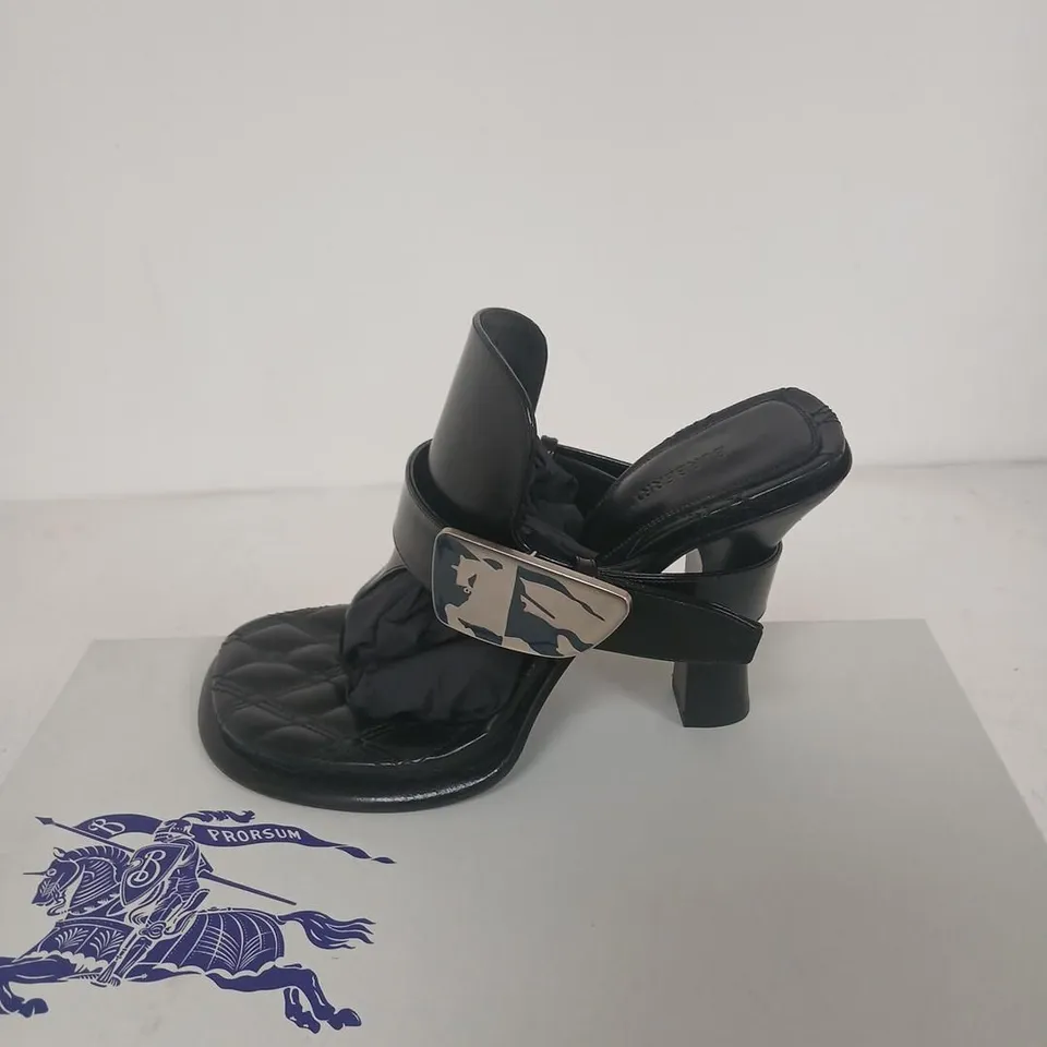 BURBERRY BLACK LEATHER SANDALS WITH QUILTED FOOTBED, UK 5 (EU 38) – LEATHER SOLE