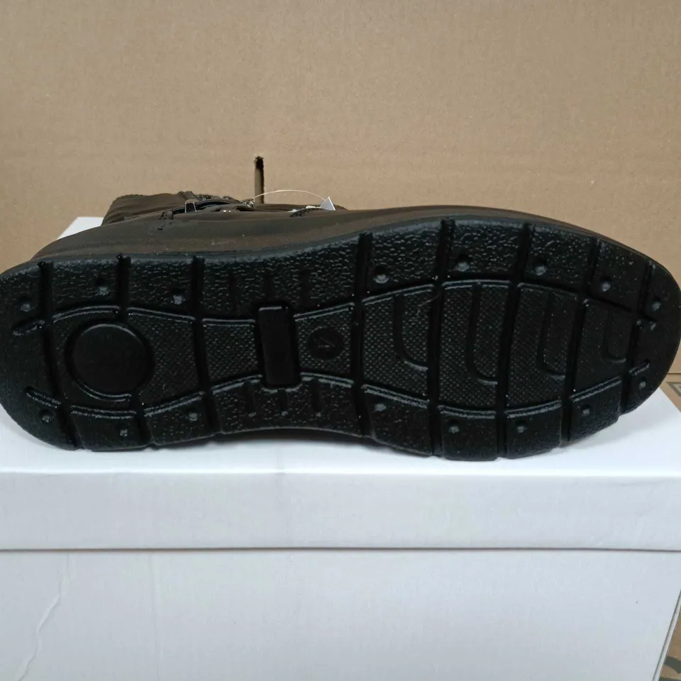 BOXED PAIR OF SHOES BY EMMA CATALINA BLACK LEATHER BOOTS, UK SIZE 4